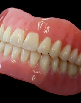 La prótesis dental no solo reemplaza dientes perdidos sino que también recupera la autoestima. "Sonríe"