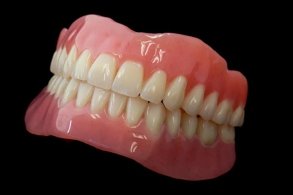 La prótesis dental no solo reemplaza dientes perdidos sino que también recupera la autoestima. "Sonríe"