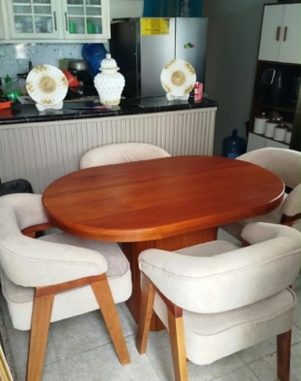 COMEDOR EN CAOBA OVALADO 4/S