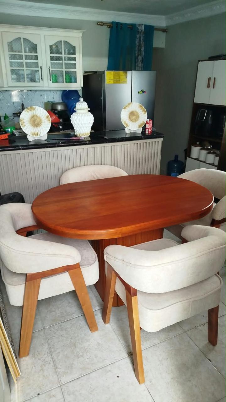 COMEDOR EN CAOBA OVALADO 4/S